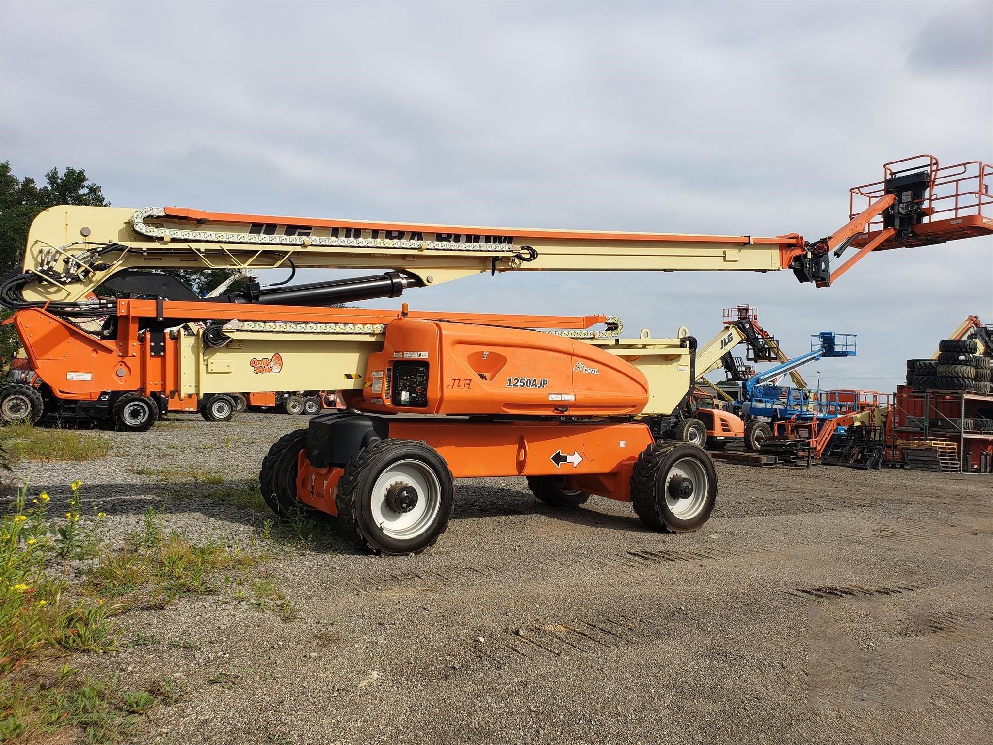 125 ft articulating boom lift rental jlg 1250a