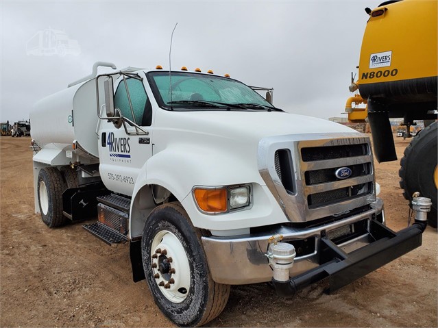 2000 gal Water Truck Ford F750 with new tank