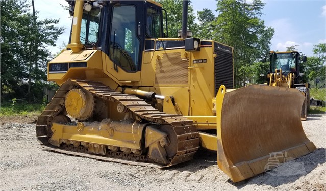 CAT D5M XL Bulldozer with and and slopes