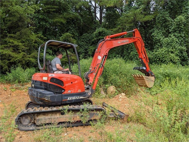 9,500 lbs Mini Excavator with breaker – rent it today