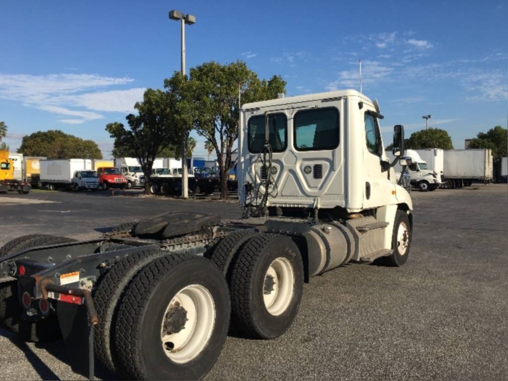 Freightliner Cascadia 125 Day Cab Tractor Tandem