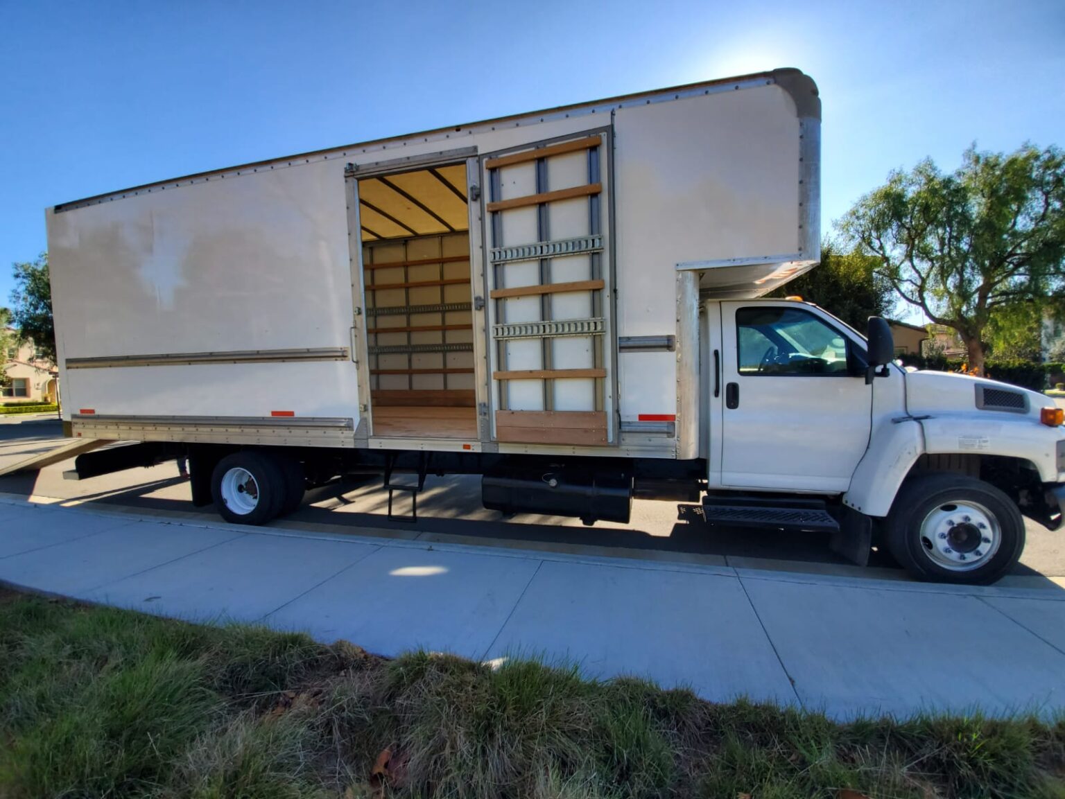 GMC 5500 26ft Box Truck w/ Ramp and side door