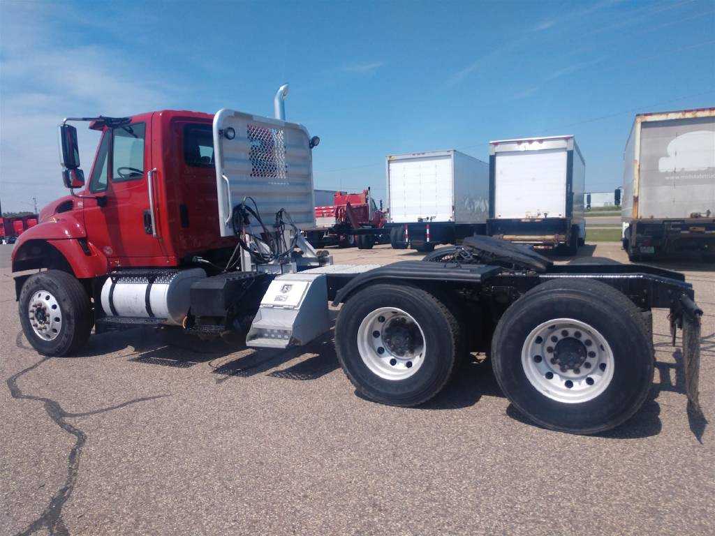 International 7600 Conventional Day Cab Hauler Tractor