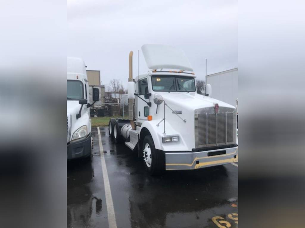 Kenworth T800 Conventional Day Cab Tandem Tractor